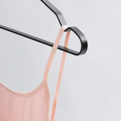 4 Perchas Linn, negro