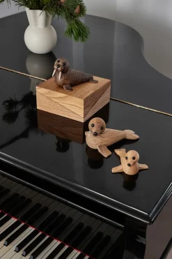 Adorno foca bebé, Roble