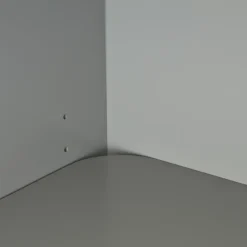 Aparador Vidja, Lacado gris, bajo, puertas cubiertas