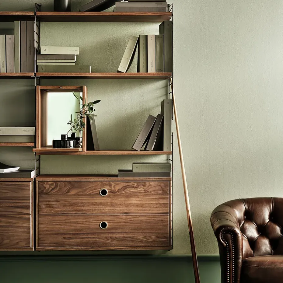 Armario pequeño String, Nogal, interior de la puerta de acero inoxidable, panel trasero de espejo