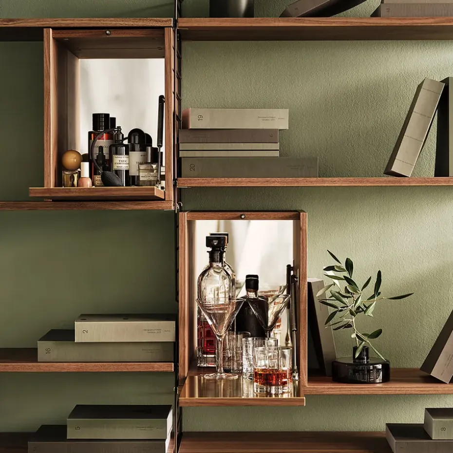 Armario pequeño String, Nogal, interior de la puerta de acero inoxidable, panel trasero de espejo