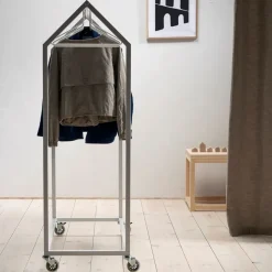 Burro de ropa Clothing House, Negro