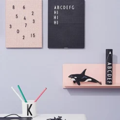 Caja con letras Design Letters, letras blancas