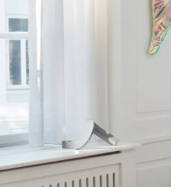 Candelabro Crooked 2, Gris cálido