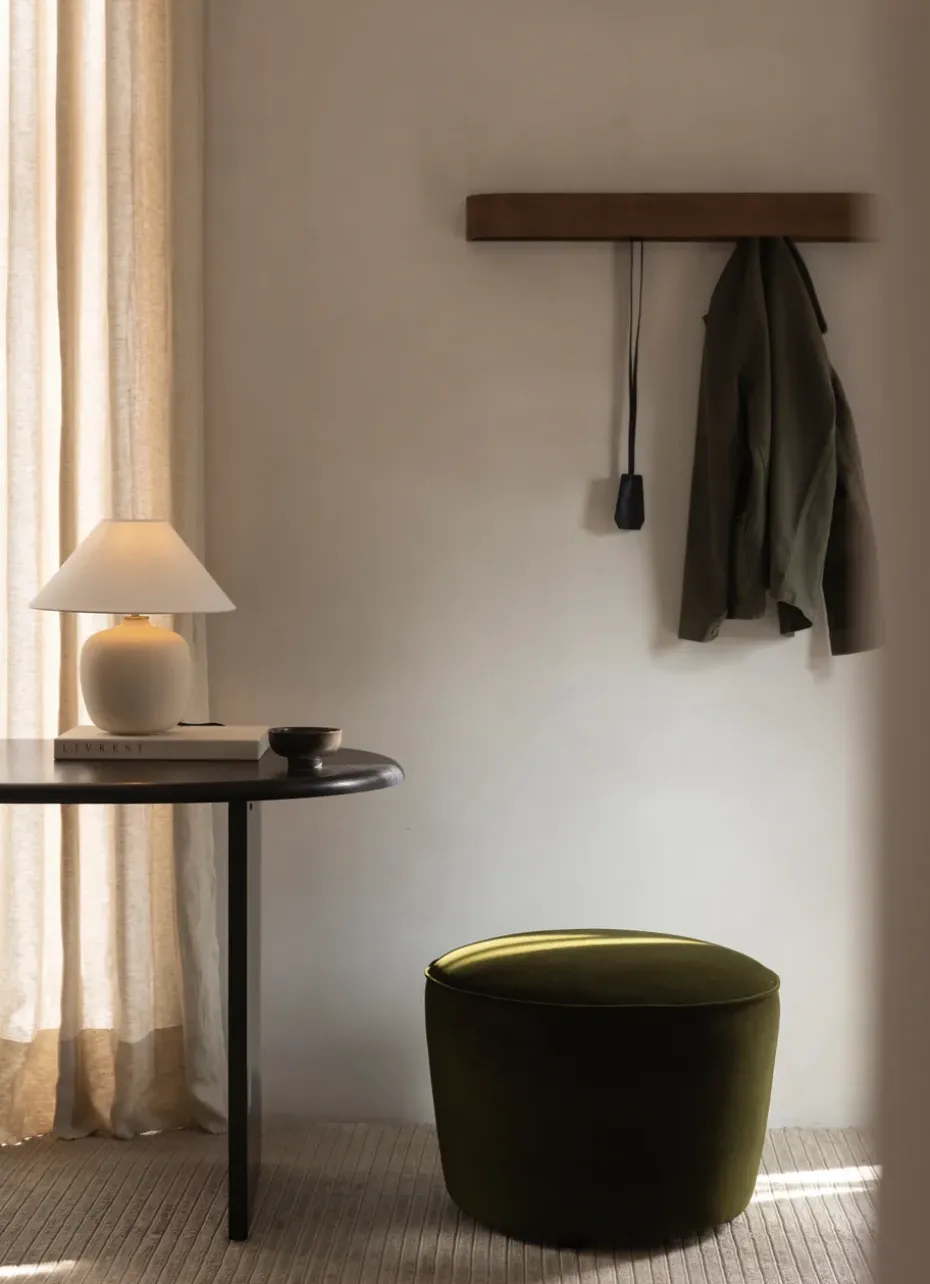 Colgador de ropa Epoch 79 cm., Roble teñido oscuro