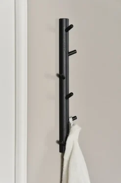 Colgador vertical Allsarp con 6 ganchos, Abedul pintado en negro