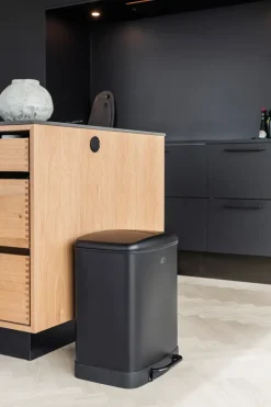 Cubo con pedal Wonda 24 litros, Negro