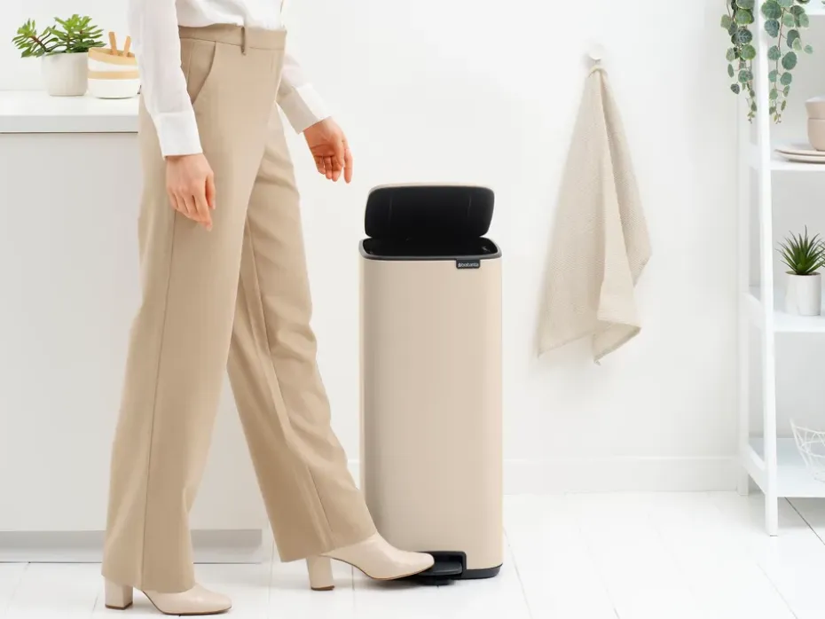 Cubo de basura con pedal Bo 30 L, Beige suave