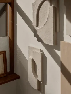 Decoración de pared Serif Relief S, Off white