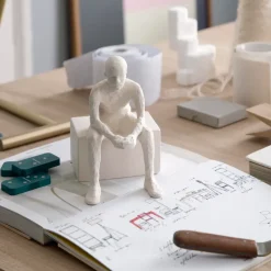 Escultura con mensaje Character, The reflective one