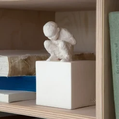 Escultura con mensaje Character, The curious one