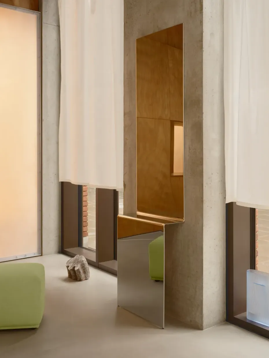 Espejo de pared Pleat, Acero pulido, 227×57 cm