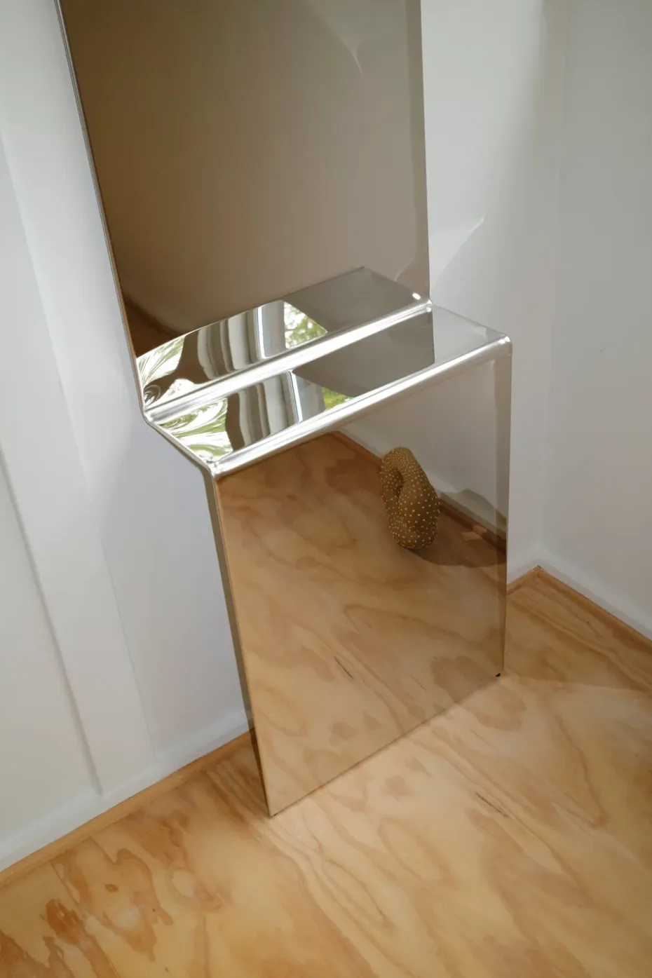 Espejo de pared Pleat, Acero pulido, 227×57 cm