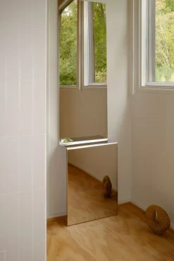 Espejo de pared Pleat, Acero pulido, 227×57 cm