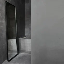 Espejo de pie Norm , negro