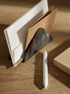 Estante para cartas Yama, Aluminio ennegrecido