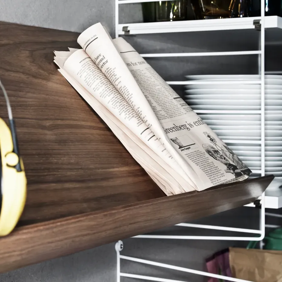 Estante para revistero String madera, Fresno teñido de negro, 78x30 cm