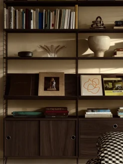 Estante para revistero String madera, Roble oscuro, 58x30 cm