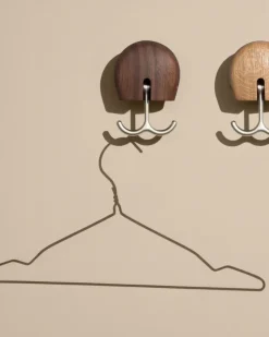 Gancho de pared Hércules, Nogal tratado