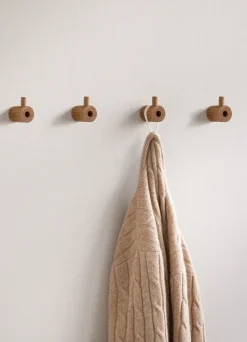 Gancho Moebe wooden wall hook, Roble