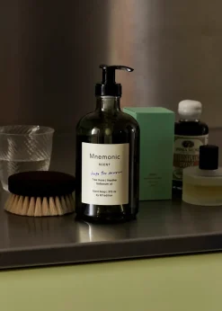 Jabón de manos Mnemonic MNC1 375 ml, Into the moor