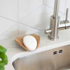 Jabonera Leaf™ con drenaje 11,5 × 11,5 cm, Sauce