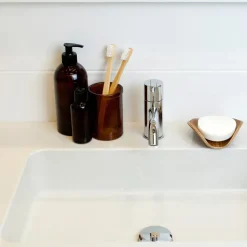 Jabonera Leaf™ con drenaje 11,5 × 11,5 cm, Nogal