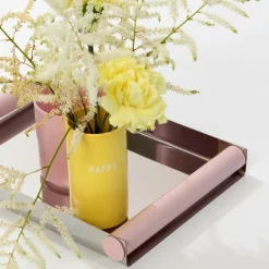 Jarrón con texto Design Letters, Happy