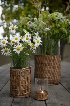 Jarrón/portavelas Ernst en cesta, Marrón oscuro, Ø10×18 cm