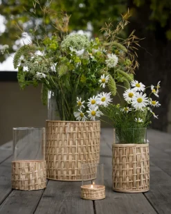 Jarrón/portavelas Ernst en cesta, Natural, Ø10×12 cm