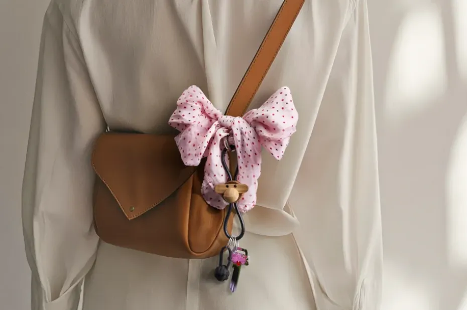 Llavero de mono de Kay Bojesen, Teca-limba, cuero negro