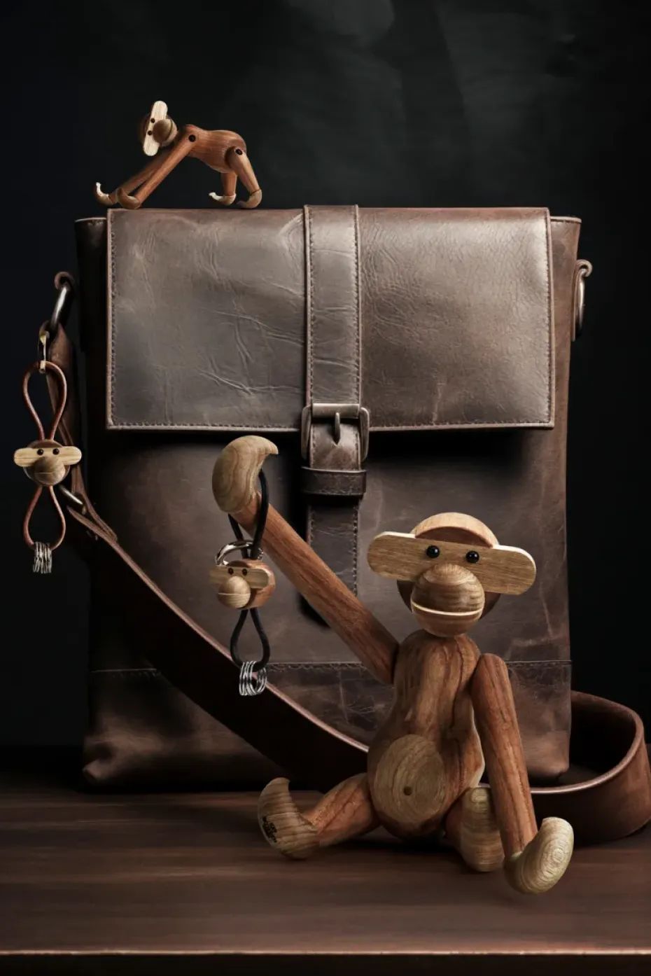 Llavero de mono de Kay Bojesen, Teca-limbá, cuero natural