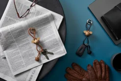 Llavero de mono de Kay Bojesen, Teca-limbá, cuero natural