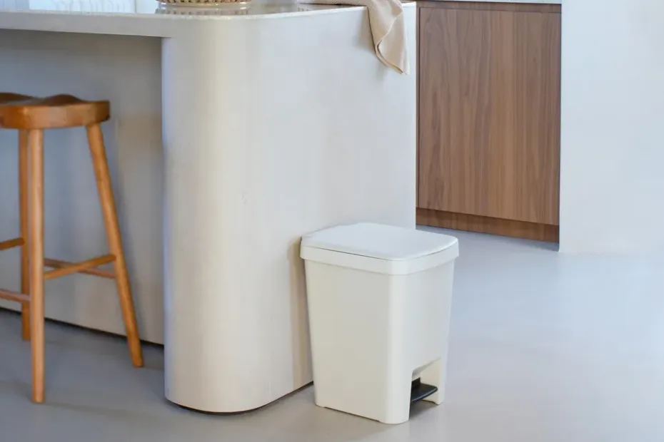 Papelera con pedal StepUp de 25 L, Gris claro