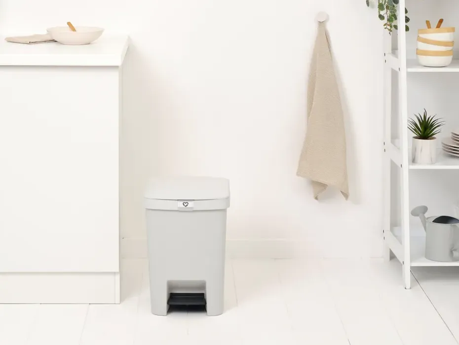 Papelera con pedal StepUp de 25 L, Gris claro