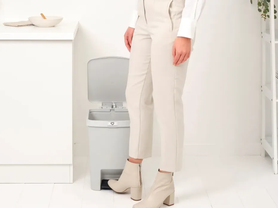 Papelera con pedal StepUp de 25 L, Gris claro