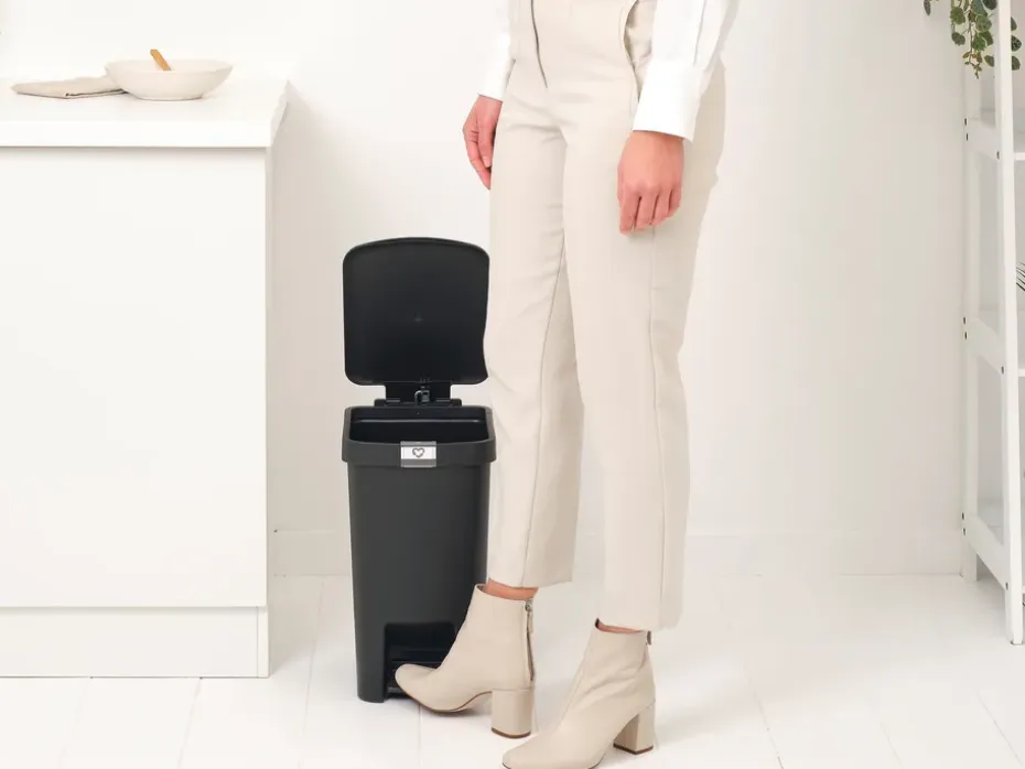 Papelera con pedal StepUp de 16 L, Gris oscuro