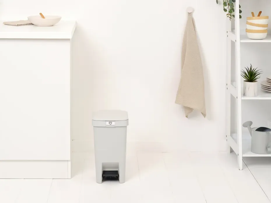 Papelera con pedal StepUp de 10 L, Gris claro