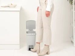 Papelera con pedal StepUp de 10 L, Gris claro