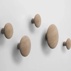 Set de 5 colgadores de pared The Dots, roble