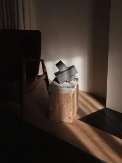 Sujetalibros Converge, Roca volcánica