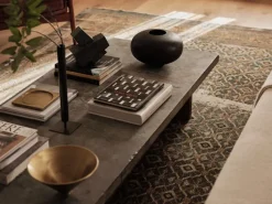 Sujetalibros Converge, Roca volcánica