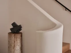 Sujetalibros Converge, Roca volcánica