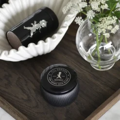 Vela aromática Solstickan 25 h, Negro-madera de cedro