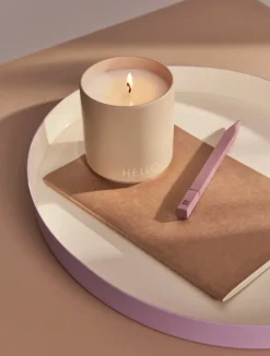 Vela perfumada Design Letters Ø8 cm, Hello-beige