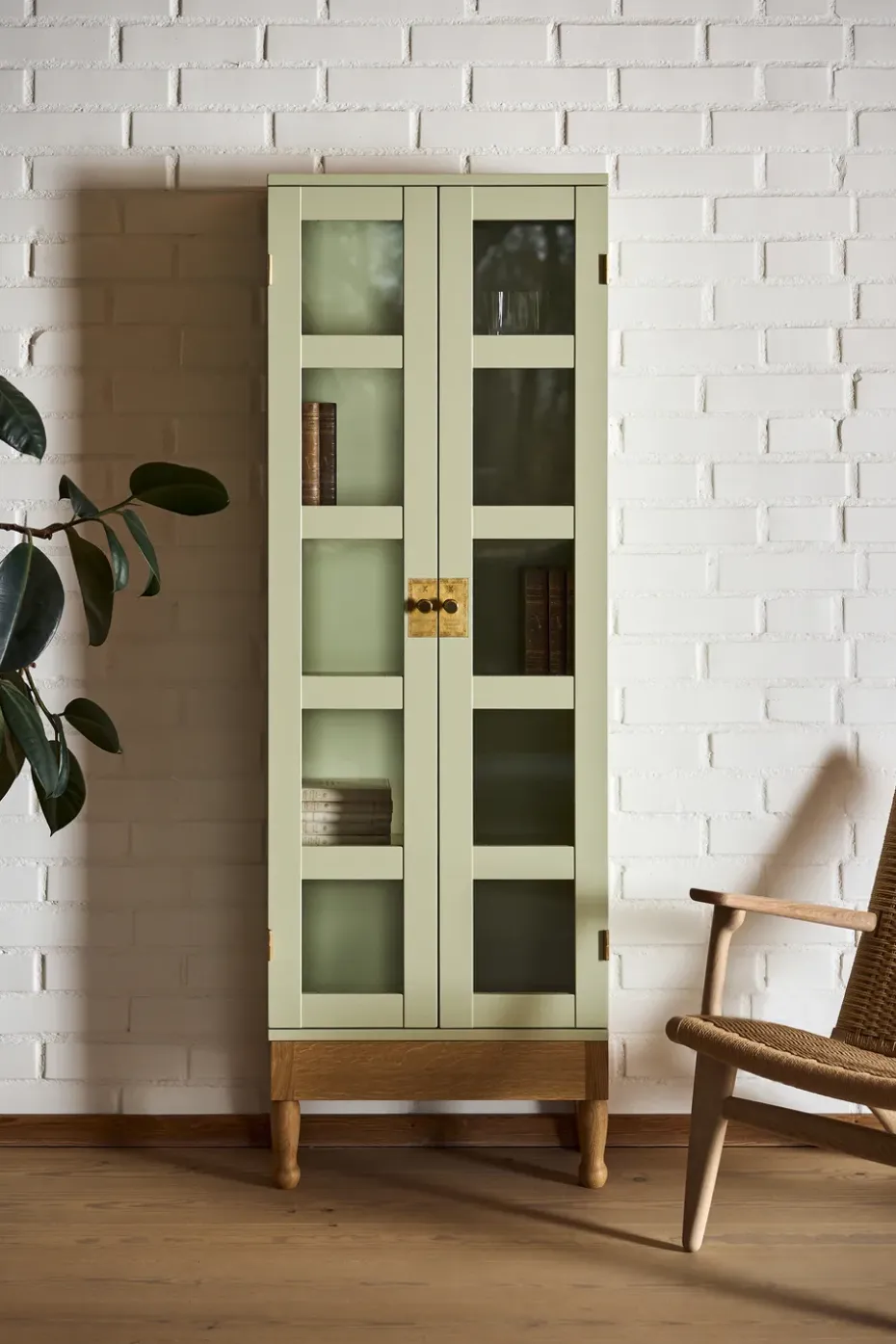 Vitrina para libros National Geographic, Base de roble verde claro - latón