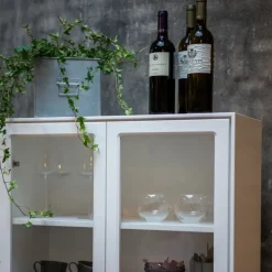 Vitrina Volt 130 cm blanco lacado, Detalles en acero inoxidable